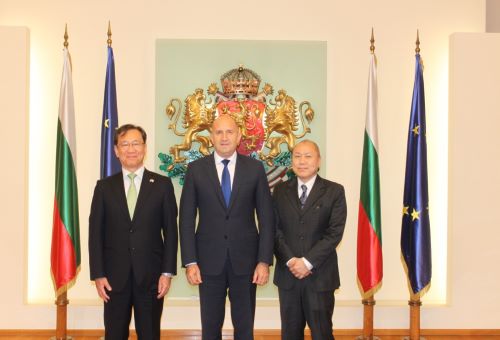 写真　左から道上大使、ラデフ大統領、片岡副理事長（ジェトロ撮影）