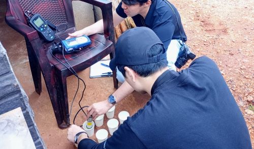 写真　新潟県職員による、水温や水質の調査（ジェトロ撮影）