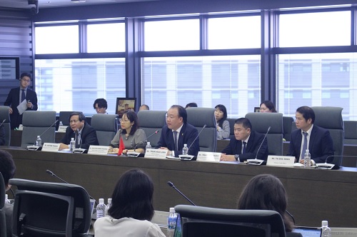 写真　意見交換会に参加したDMS職員5人。中央がリン総局長（特許庁提供）