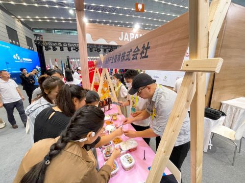 写真　試食の様子（ジェトロ撮影）