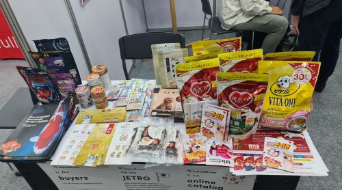 写真　ジェトロで陳列したさまざまなペット関連商材（ジェトロ撮影）