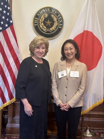 写真　ジェーン・ネルソン・テキサス州務長官（左）とジェトロの河田美緒理事（ジェトロ撮影）