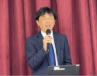 写真　桐原弘取締役の講演（ジェトロ撮影）