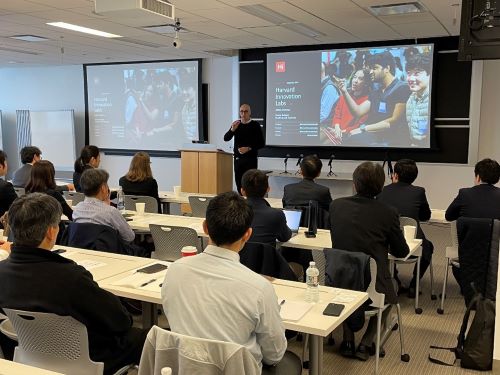 写真　i-labからの取り組み紹介の様子（ジェトロ撮影）