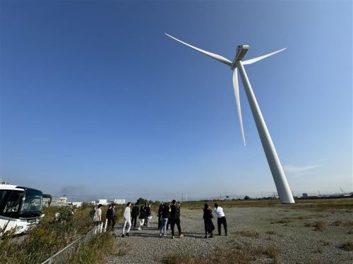 写真　北九州市エコタウンセンターにて環境分野の取り組みについて説明を受ける参加者（ジェトロ撮影）