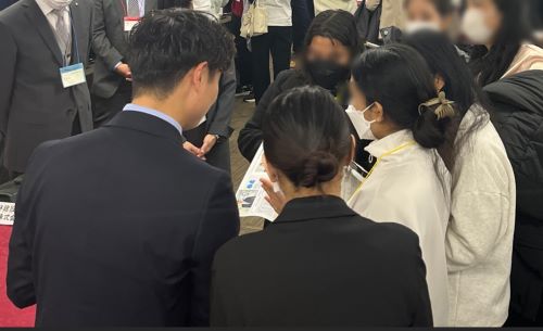 写真　参加企業が留学生と交流する様子（ジェトロ撮影）