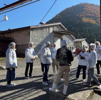 写真　酒蔵を視察するプログラム参加者（ジェトロ撮影）
