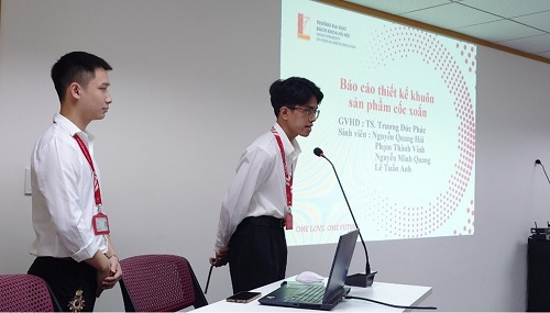 写真　グランプリとなったハノイ工科大学機械学科プラスチック金型実験室の発表（ジェトロ撮影）