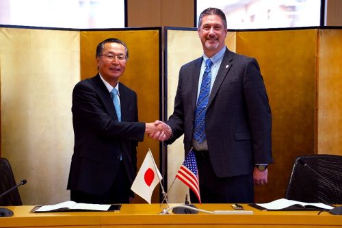 写真　ジェトロ石黒憲彦理事長（左）と、NY CREATESのポール・ケリーCOO（右）（ジェトロ撮影）