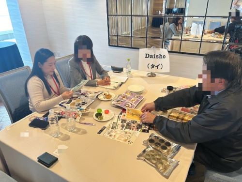 写真　タイのバイヤーとの商談（ジェトロ撮影）