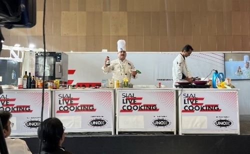 写真　ライブキッチンで提供した日本産食品を紹介するインド人シェフ（ジェトロ撮影）
