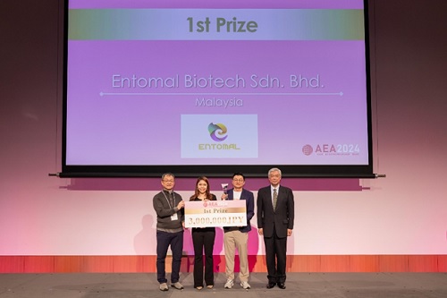 写真　AEA2024最優秀賞受賞時のヤニー・チン氏（Entomal Biotech提供）