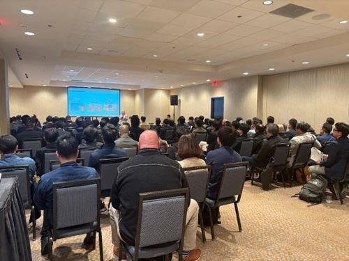 写真　セミナーを視聴する来場者（ジェトロ撮影）