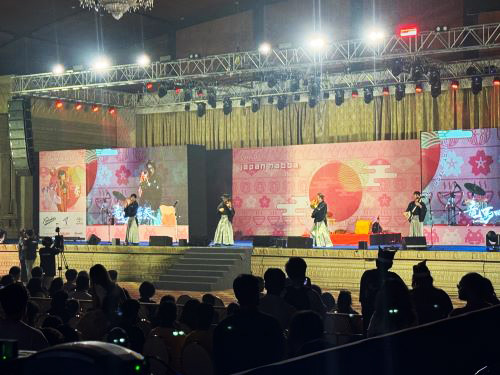 写真　屋内ステージでの竜馬四重奏による演奏の様子（オフィスウォーカー提供）