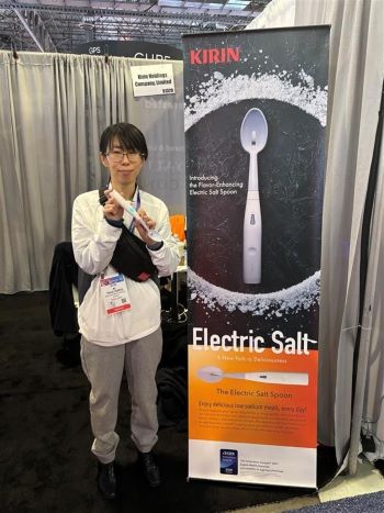 写真　エレキソルト開発者の佐藤さん（ジェトロ撮影）
