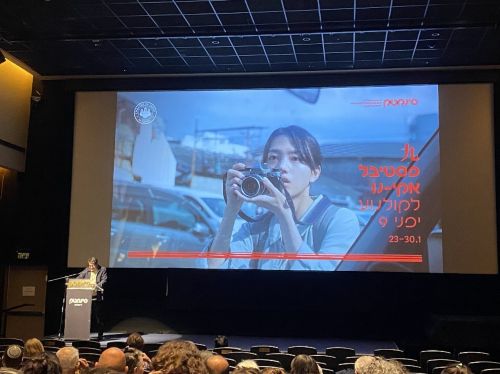 写真　映画祭で開会あいさつをするレビン氏（ジェトロ撮影）