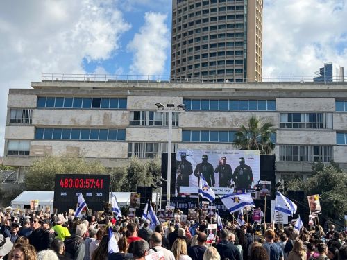 写真　テルアビブの「人質広場」で人質の解放を見守る市民（ジェトロ撮影）