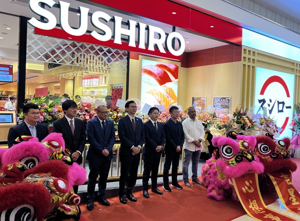 写真　オープニングセレモニーには長船マネージングディレクター（左から3人目）や四方敬之駐マレーシア日本大使（中央）などが参加（ジェトロ撮影）