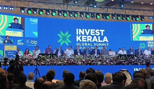写真　ケララ州への支援を強調するピユシュ・ゴヤル商工相（壇上左端、ジェトロ撮影）