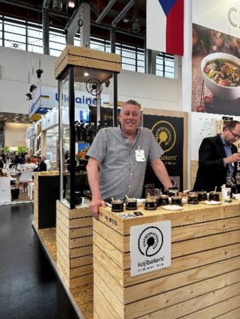 写真　現地生産の味噌と醤油をPRするチェコのKojibakers（ジェトロ撮影）