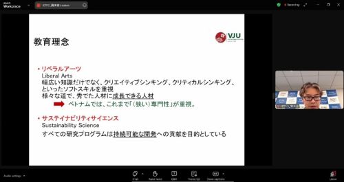 写真　根岸氏による大学紹介の様子（ジェトロ撮影）