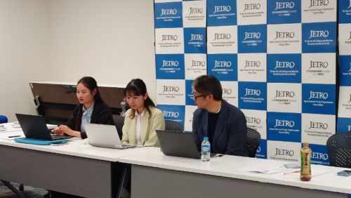 写真　（左）ホアイ氏、（右）根岸氏（ジェトロ撮影）