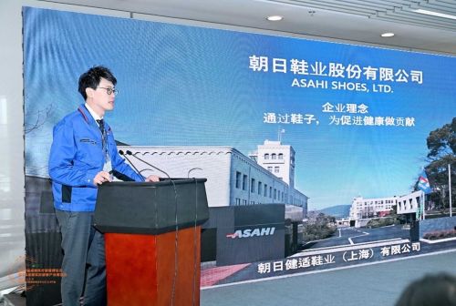 写真　交流会で自社製品を説明する出展企業担当者（ジェトロ撮影）