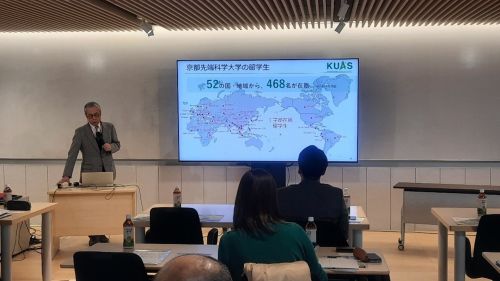 写真　田畑工学部長の講演（ジェトロ撮影）