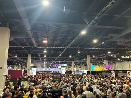 写真　会期初日の会場エントランスの様子（ジェトロ撮影）