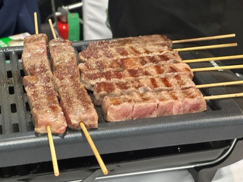 写真　和牛ブースで試食提供されたサイコロステーキ（ジェトロ撮影）
