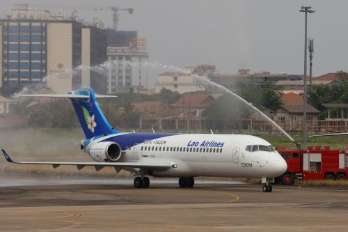 写真　ワッタイ国際空港に到着したC909（ジェトロ撮影）