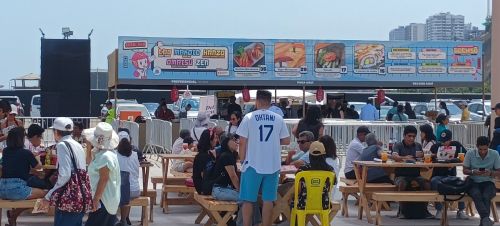 写真　ファミリー層でにぎわう外食ブース（4月6日、ジェトロ撮影）