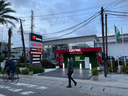 写真　ラゴス市内のEV充電ステーション（ビクトリア・アイランド）（ジェトロ撮影）