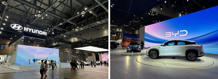 写真　会場内で随一の大きさを誇る現代自動車のブース（左）とBYDブースで紹介される「シーライオン7」（右）（ジェトロ撮影）