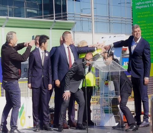 写真　TBMの起動ボタンを押下する様子（ジェトロ撮影）