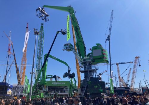 写真　大型建機が立ち並ぶ屋外展示場（ジェトロ撮影）
