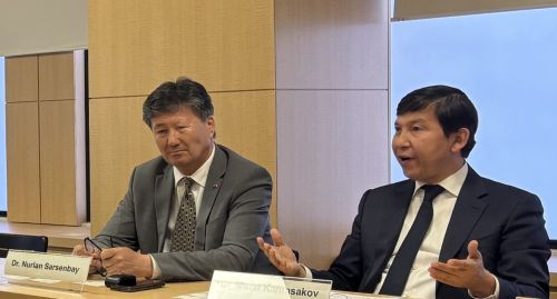 写真　ヌルラン・サルセンバイ「アタメケン」監査委員会委員長（左）、カリムサコフ会頭（右）（ジェトロ撮影）