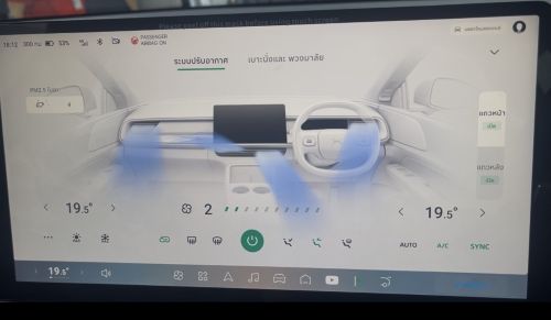 写真　搭載タッチパネルで空調の流れが操作可能なXPENGのEV（ジェトロ撮影）