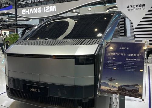 写真　中国国際消費品博覧会（海南省）で展示された「Land Aircraft Carrier（陸地航母）」の車両（ジェトロ撮影）