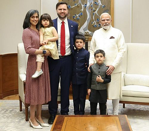 写真　インドを訪問したバンス米副大統領一家（左端はインド系のウーシャ夫人）とモディ首相（右端）（インド首相府提供）