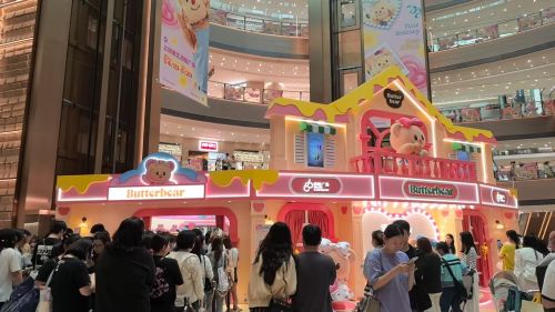 写真　ショッピングモールで中国有名IP「黄油小熊（Butter Bear）」のイベントに集まる多くの人（ジェトロ撮影）