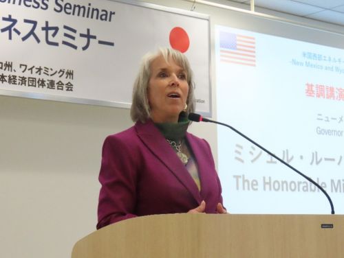 写真　講演するNM州のグリシャム知事（ジェトロ撮影）