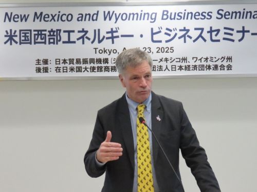 写真　講演するWY州のゴードン知事（ジェトロ撮影）