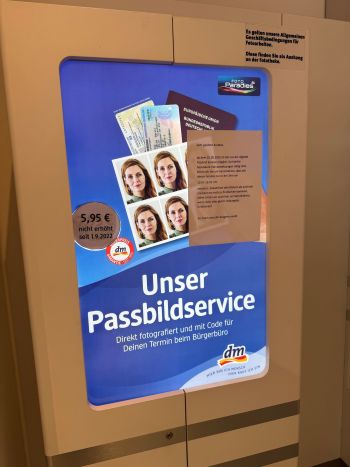 写真　ドイツ大手ドラッグストア「dm」の証明写真撮影コーナー、デジタル形式に対応していることが張り紙で案内されている（ジェトロ撮影）