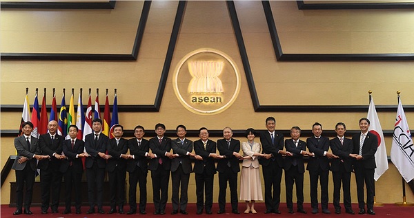 写真　カオ・キムホンASEAN事務総長ら対話出席者による集合写真（ASEAN事務局提供）