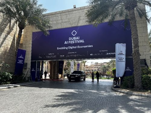 写真　Dubai AI Festivalの入り口（ジェトロ撮影）