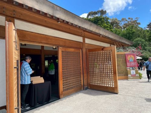 写真　伝統的な日本庭園の中の日本家屋が会場に（ジェトロ撮影）