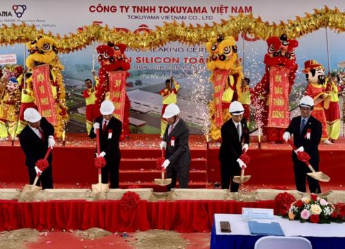 写真　地鎮祭でのくわ入れの様子（ジェトロ撮影）