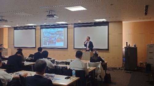 写真　経済産業省渡邉氏の講演（ジェトロ撮影）