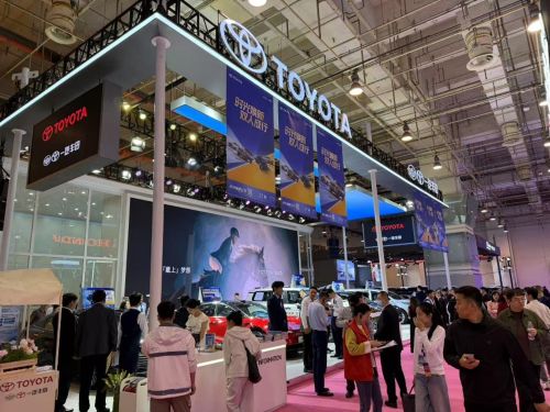 写真　新型EV bZ3を展示する一汽トヨタブース（ジェトロ撮影）